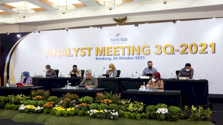 Jajaran Direksi bank bjb dalam acara Analyst Meeting Triwulan III-2021 dan Public Expose bank bjb 2021 di Bandung, Selasa (26/10).