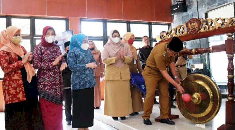 Wakil Bupati Lahat Haryanto memukul gong menandai pembukaan Konvensi Hak Anak sebagai upaya mewujudkan Lahat sebagai Kabupaten Layak Anak. (Dinas Kominfo Lahat/rmolsumsel.id)