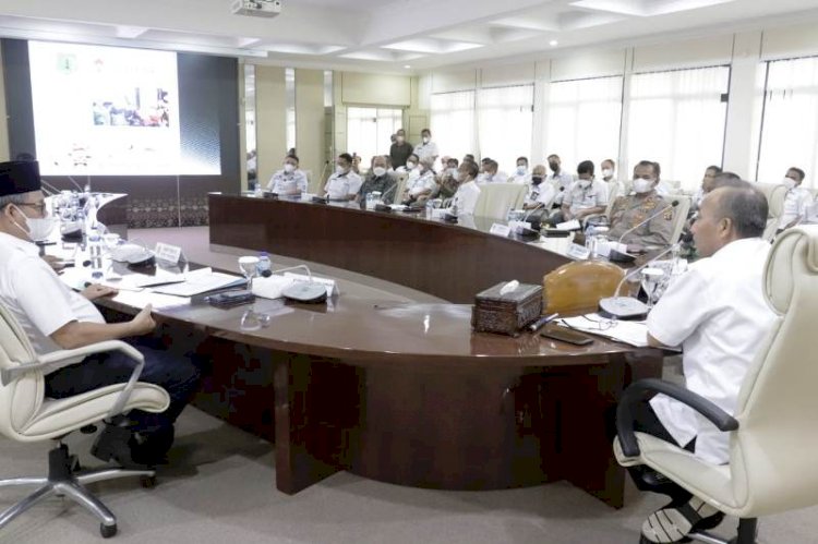 Sekda Muba Apriyadi memimpin rapat pemantapan panitia Porprov XIII Sumsel Kontingen Muba di Ruang Rapat Serasan Sekate Sekretariat Daerah Muba, Selasa (26/10). (Humas Pemkab Muba/rmolsumsel.id)