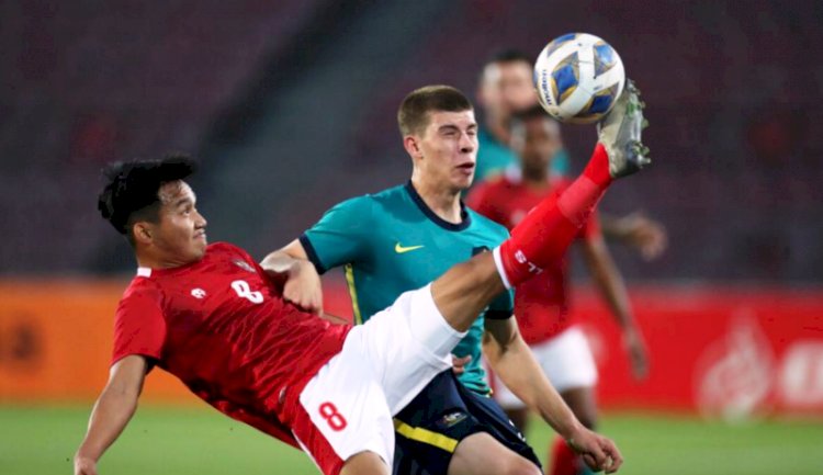Gelandang timnas Indonesia U23 Witan Sulaeman berebut bola dengan pemain Australia U23 pada Kualifikasi Piala AFC U23, Selasa malam (26/10). (AFC/rmolsumsel.id)