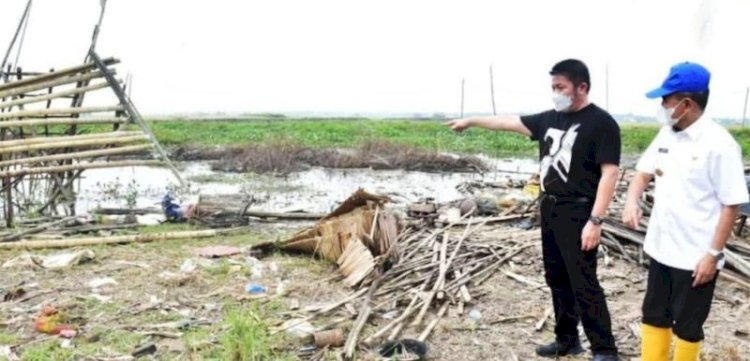 Gubernur Sumsel Herman Deru bersama Wakil Bupati Ogan Ilir Ardani meninjau rumah yang rusak dihantam angin puting beliung di Kecamatan Pemulutan Selatan, Rabu (27/10). (Dinas Kominfo Ogan Ilir/rmolsumsel.id)