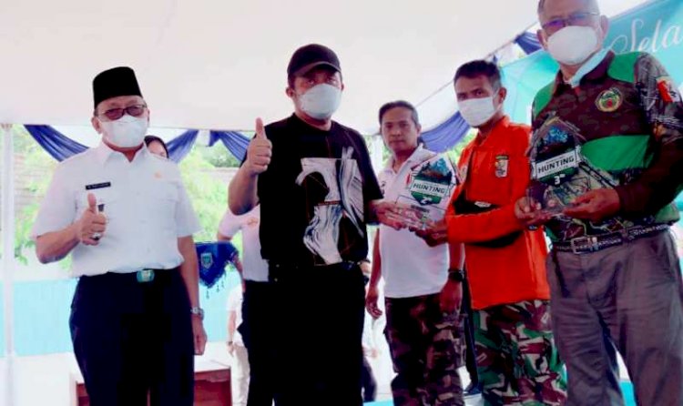 Gubernur Sumsel Herman Deru didampingi Wakil Bupati Lahat Haryanto menyerahkan trofi kepada para pemenang Safari Berburu hama babi, Rabu (27/10). (Dinas Kominfo Lahat/rmolsumsel.id)