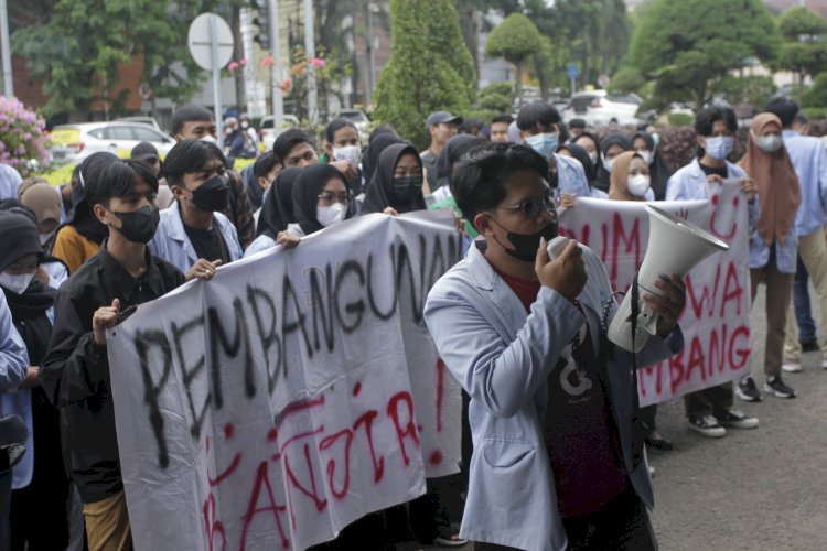 Massa aksi Forum Mahasiswa Palembang (FORMABANG) saat menggelar aksi di depan gedung Kantor Wali Kota Palembang, Kamis (28/10). (hummaidy kenny/rmolsumsel.id)