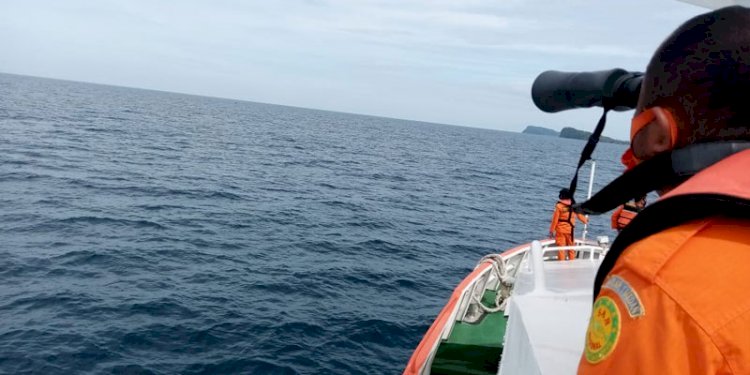 Pesonel SAR melakukan pencarian korban kecelakaan kapal di perairan Nias. (ist/rmolsumsel.id)