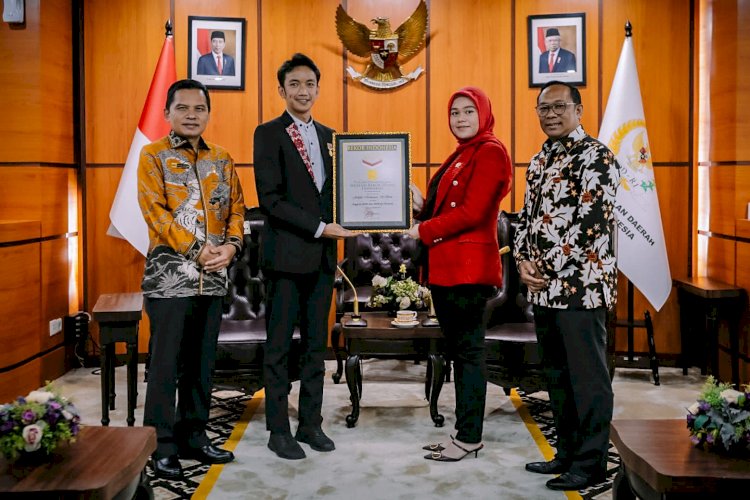 Senator asal Sumsel, Jialyka Maharani saat menerima penghargaan MURI. (Istimewa/rmolsumsel.id)