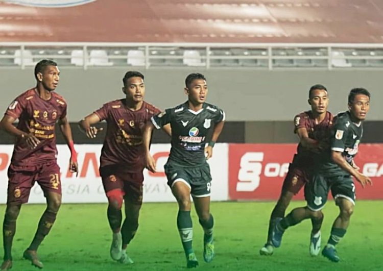 Pemain PSMS Medan mendapat kawalan ketat barisan bek Sriwijaya FC pada pertandingan terakhir putaran 1 Grup A Liga 2 2021, Kamis malam (28/10). (Instagram/psms.id/rmolsumsel.id)