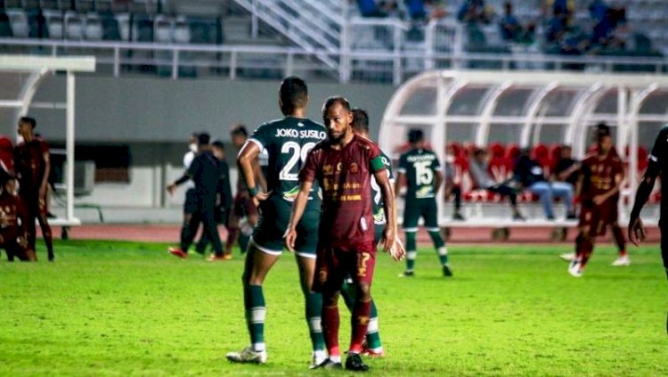 Kapten Sriwijaya FC Nur Iskandar berjalan usai berakhirnya laga kontra PSMS Medan, Kamis malam (28/10). (Instagram/sriwijayafc.id/rmolsumsel.id)