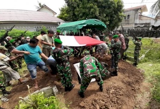 Prosesi pemakaman Kapten Abdul Madjid, Dantim BAIS TNI yang tewas ditembak orang tak dikenal. (ist/rmolsumsel.id)