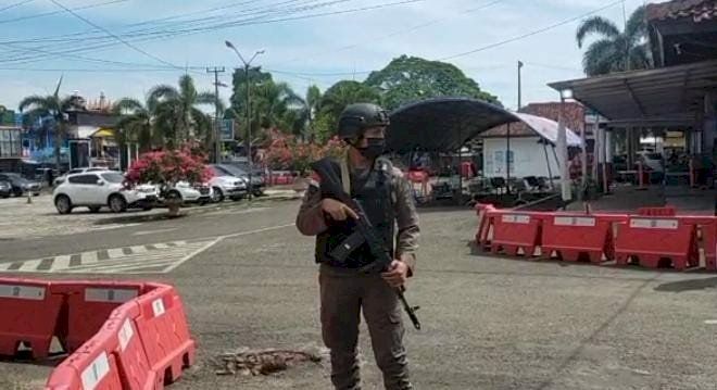 Personel Gegana Satbrimobda Polda Lampung siaga di Samsat Bandar Lampung. (rmollampung/rmolsumsel.id)