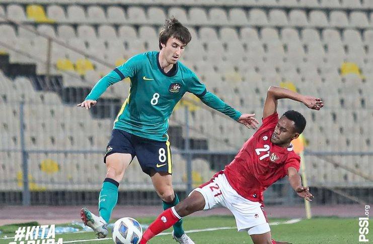 Pemain Timnas Indonesia U23 Gunansar Mandowen berjibaku dengan pemain timnas Australia di leg pertama/(foto:PSSI)