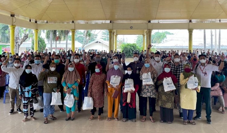 Ratusan ibu-ibu di Kabupaten Ogan ilir dapat bantuan sembako dan modal usaha dari kemneterian BUMN/ist