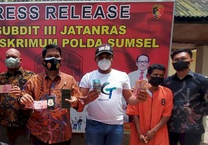 Tersangka bos totalisator ilegal di Palembang ditangkap. (Istimewa/rmolsumsel.id)