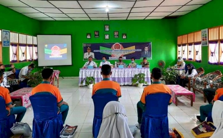 Dinas Kominfo Kabupaten Muara Enim memberikan sosialisasi dan edukasi menggunakan internet secara sehat dan aman kepada pelajar SMK Negeri 1 Tanjung Agung. (Dinas Kominfo Muara Enim/rmolsumsel.id)