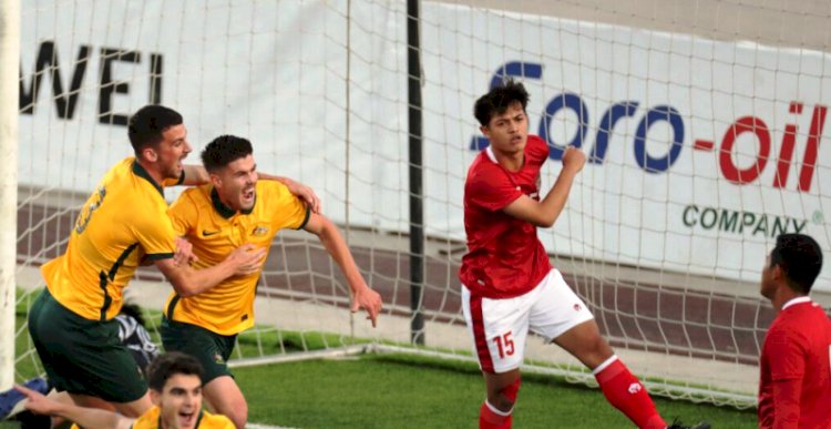 Bek timnas Indonesia U23 Alfreanda Dewangga terlihat kesal usai striker Australia Patrick Wood menjebol gawang Ernando Ari pada pertemuan kedua kualifikasi Piala AFC U23, Jumat malam (29/10). (AFC/rmolsumsel.id)  