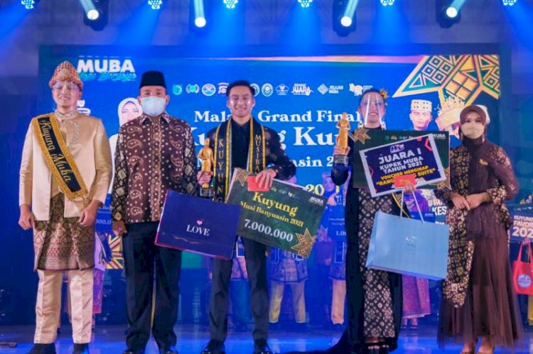 Plt Bupati Muba Beni Hernedi berfoto bersama pemenang Kuyung Kupek Muba 2021. (Humas Pemkab Muba/rmolsumsel.id)