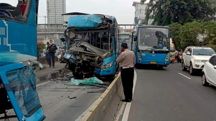 Kondisi bus transjakarta yang kecelakaan. (Istimewa./rmolsumsel.id