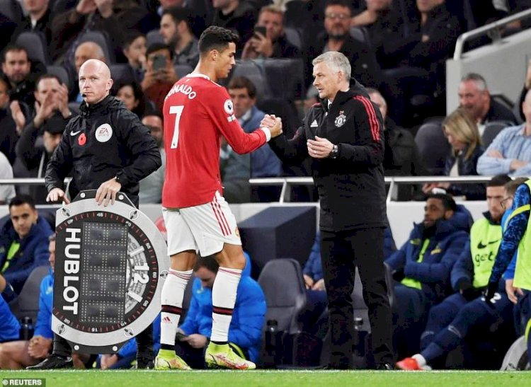 Cristiano Ronaldo menyalami Ole Gunnar Solksjaer saat ditarik keluar di menit 71 pada pertandingan kontra Tottenham Hotspur, Sabtu malam (30/10). (Reuters/rmolsumsel.id)