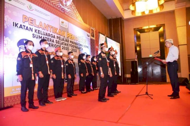 Wakil Gubernur Sumsel Mawardi Yahya saat melantik pengurus IKPM Sumsel Yogyakarta periode 2020-2022 di Hotel Royal Ambarukmo Yogyakarta, Jumat (29/10). (Humas Provinsi Sumsel/rmolsumsel.id)