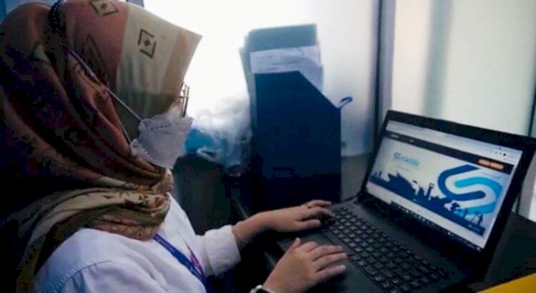 Seorang ASN mengakses Seklik OKI. (Diskominfo OKI/rmolsumsel.id)