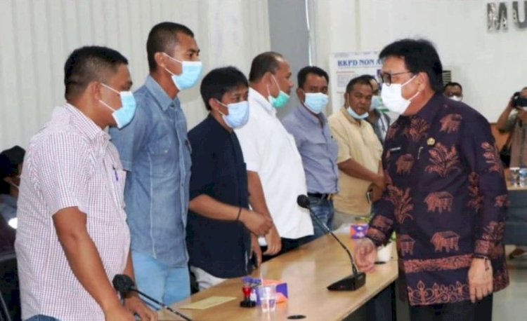 Pj Bupati Muara Enim Nasrun Umar saat mengumpulkan para kontraktor pengerjaan proyek infrastruktur di Muara Enim. (Instagram/humaspimpinan_muaraenim/rmolsumsel.id)