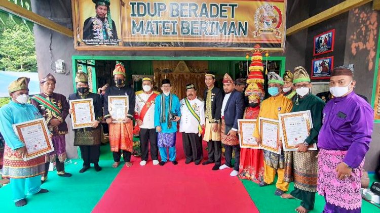 SMB IV Jaya Wikrama RM Fauwaz Diradja menghadiri Maulid Agong dan pemberian penghargaan di Setana Jerieng Amantubillah di Desa Pelanggas, Kecamatan Simpang Teritip, Kabupaten Bangka Barat, Minggu (31/10). (Ist/rmolsumsel.id)
