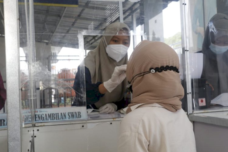 Calon penumpang di Stasiun Kertapati saat melakukan pemeriksaan Tes RT-PCR. (ist/rmolsumsel.id)