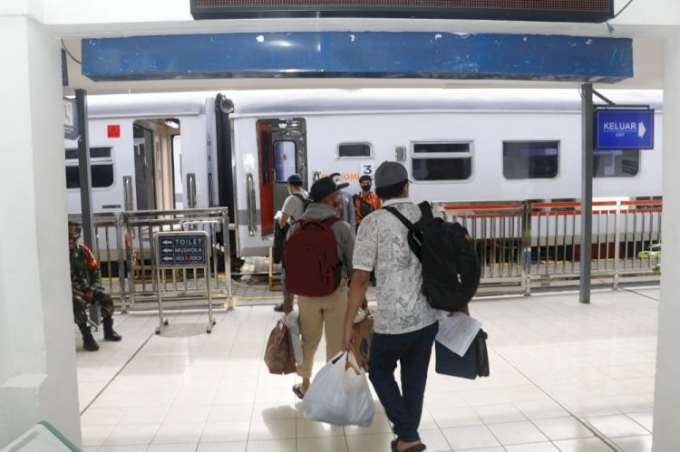 Sejumlah penumpang kereta api saat memasuki gerbong di Stasiun Kertapati. (ist/rmolsumsel.id)