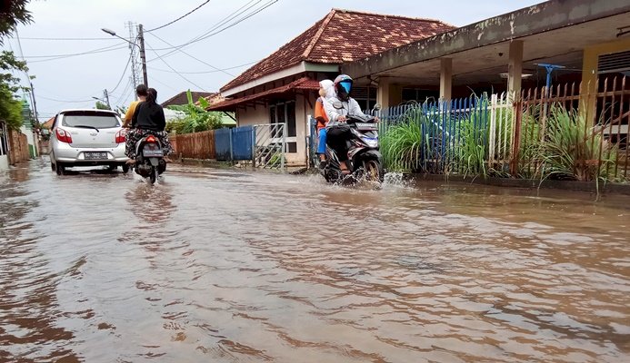Genangan air hujan di Jalan Mojopahit Kertapati menjadi langganan banjir saat hujan deras/Mita Rosnita/rmolsumsel.id