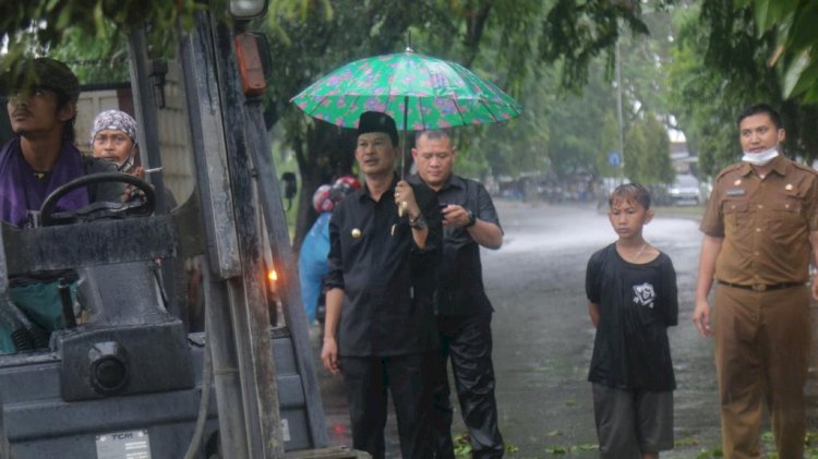 Wali Kota Palembang, Harnojoyo saat meninjau langsung evakuasi pohon tumbang yang sebabkan kemacetan. (Istimewa/rmolsumsel.id)
