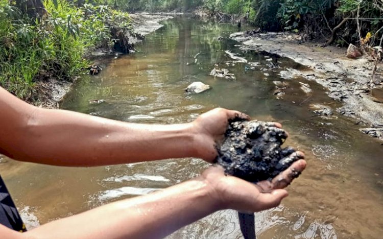 Warga menunjukan lumpur limbah tambang batubara di Sungai kawasan Kecamatan Merapi Barat, Kabupaten Lahat. (ist/rmolsumsel)