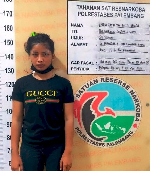 Tersangka Inka Sasmita ditangkap Satres Narkoba Polrestabes Palembang usai transaksi sabu-sabu dengan polisi yang menyamar. (Ist/rmolsumsel.id)
