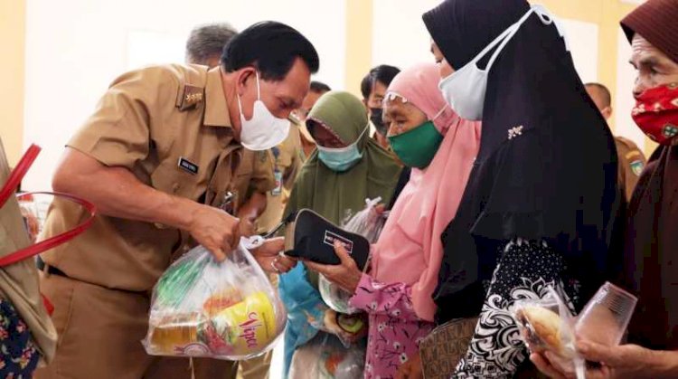 Wali Kota Prabumulih Ridho Yahya membagikan sembako gratis kepada warga Lansia. (Dinas Kominfo Prabumulih/rmolsumsel.id)