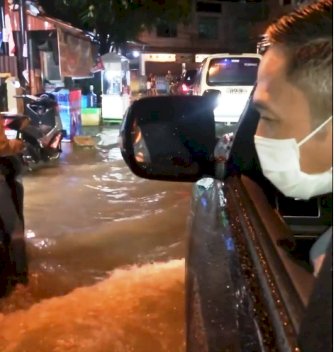 Sekda Palembang Ratu Dewa saat melintas di salah satu titik banjir yang terjadi Selasa malam (2/11). (Instagram/ratudewa/rmolsumsel.id)