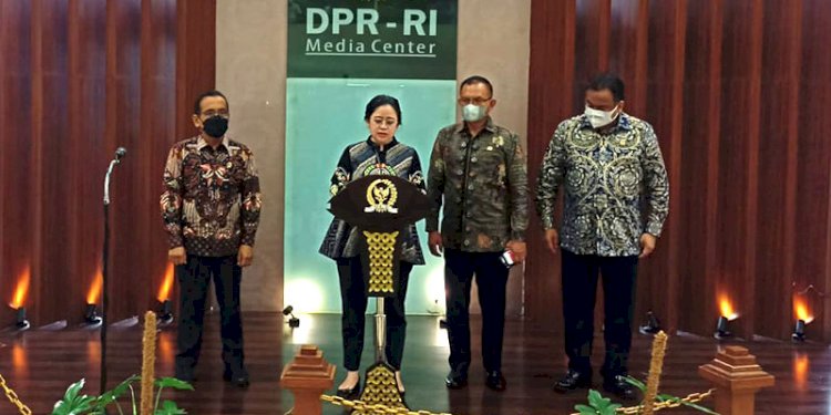 Ketua DPR RI, Puan Maharani saat mengumumkan usulan nama Calon Panglima TNI dari Presiden Joko Widodo. (ist/rmolsumsel.id)