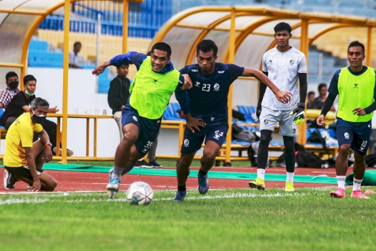 Bek Sriwijaya FC Akbar Zakaria dikawal Suhendra Eka Saputra pada official training di Stadion Kaharudin Nasution, Pekanbaru, Rabu (3/11). (MO Sriwijaya FC/rmolsumsel.id)