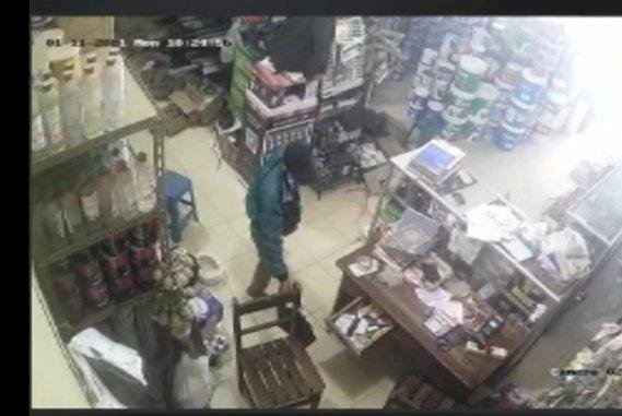 Tangkapan layar aksi pencurian yang terekam CCTV. (Istimewa/rmolsumsel.id)