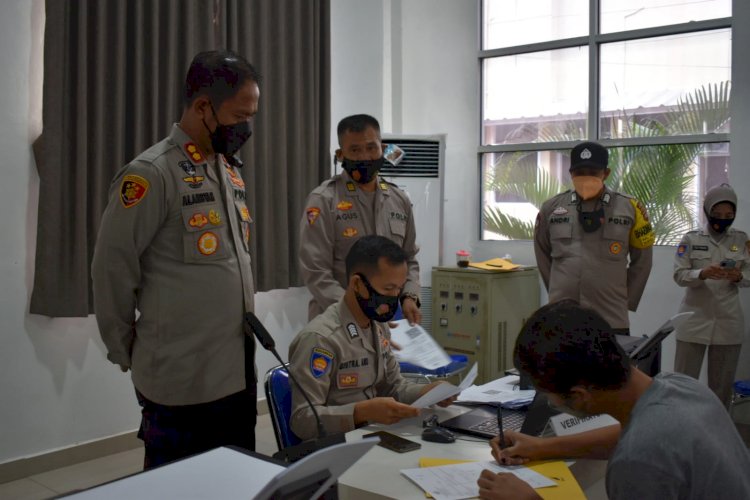 Kapolres Muba AKBP Alamsyah Pelupessy meninjau pelaksanaan pemberian bantuan untuk pedagang kaki lima dan warung. (Istimewa/rmolsumsel.id)