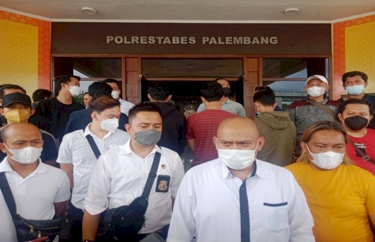 Kasat Reskrim Polrestabes Palembang Kompol Tri Wahyudi saat merilis penangkapan pelaku pengeroyokan mahasiswa Polsri. (Ist/rmolsumsel.id)