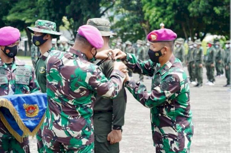 Pemasangan tanda peserta outbound wawasan kebangsaan yang diikuti Kades di OKU Timur. (Dinas Kominfo OKU Timur/rmolsumsel.id)