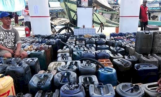 Antrean jerigen mengisi solar para nelayan di Lampung Selatan/ist