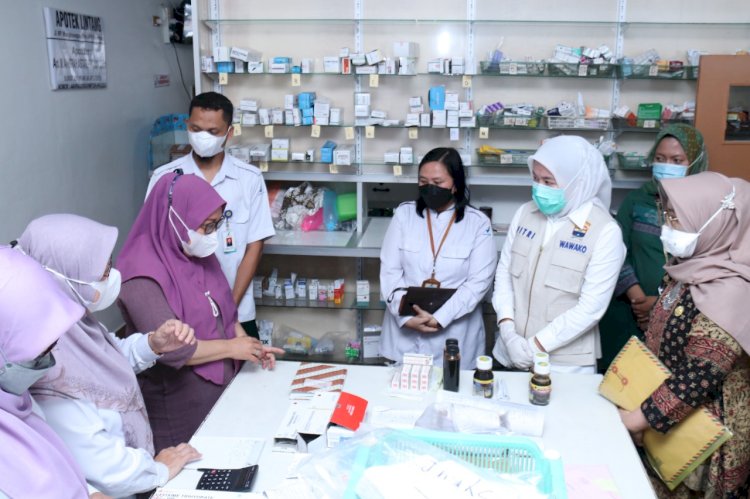 Sidak yang dilakukan Wakil Wali Kota Palembang, Fitrianti Agustinda dan jajaran BBPOM Palembang di dua apotek di Kota Palembang. (ist/rmolsumsel.id)