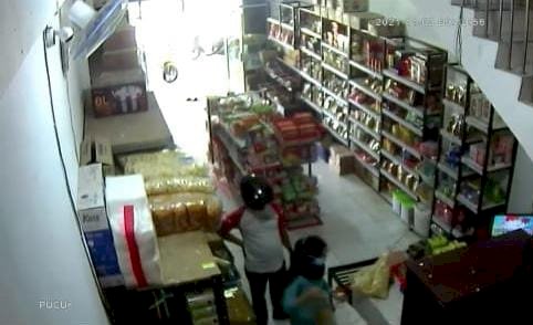 Tangkapan layar rekaman CCTV pencurian ponsel. (ist/rmolsumsel.id)