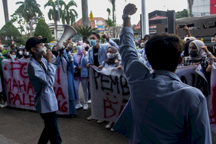 Massa aksi Forum Mahasiswa Palembang (FORMABANG) saat menggelar aksi di depan gedung Kantor Wali Kota Palembang. (hummaidy kenny/rmolsumsel.id)