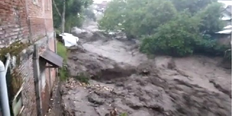 Banjir bandang di Kota Batu Jawa Timur. (Istimewa/rmolsumsel.id)