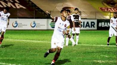 Winger Sriwijaya FC Dedi Hartono melakukan selebrasi usai mencetak gol melalui titik putih ke gawang Muba Babel United, Kamis malam (4/11). (Instagram/sriwijayafc.id/rmolsumsel.id)
