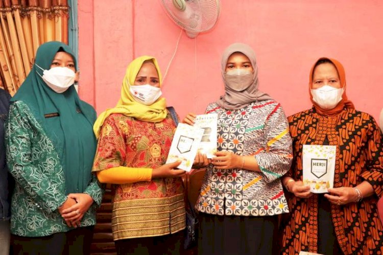 Plt Ketua TP PKK Kabupaten Muba Susy Imelda Beni saat mengunjungi UMKM Dapur Herbal di Desa Jirak. (Humas Pemkab Muba/rmolsumsel.id)