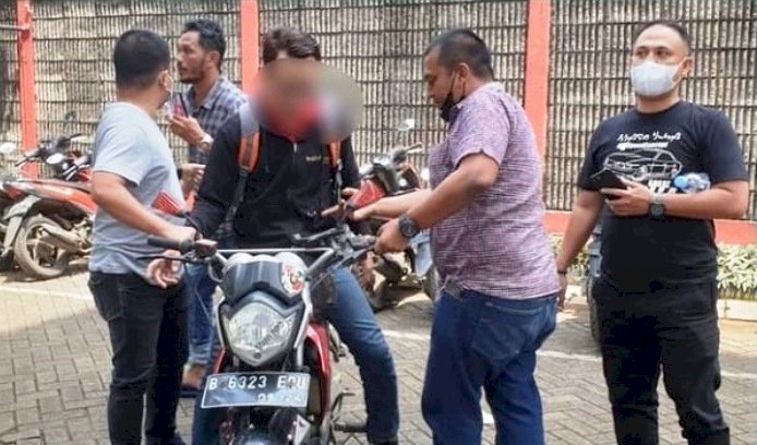 Tim Tabur Kejaksaan RI dan Kejati Sumsel saat menangkap M Jaka Batara yang merupakan buronan kasus dugaan korupsi Dana Desa Banjar Negara, Kabupaten Lahat. (Ist/rmolsumsel.id) 