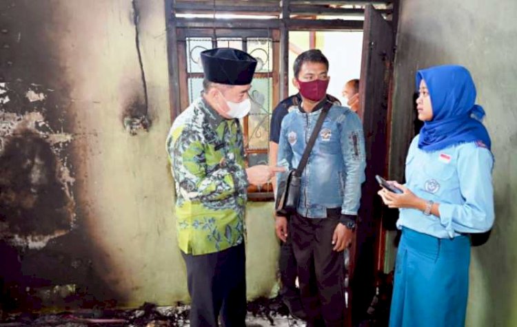 Bupati Lahat Cik Ujang berbincang dengan salah satu pelajar yang indekosnya terkena musibah kebakaran. (Dinas Kominfo Lahat/rmolsumsel.id) 
