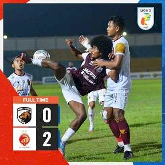 Striker Muba Babel United Sunawan Rusni mendapat penjagaan bek Sriwijaya FC Ikhwan Ciptady pada laga di Stadion Kaharudin Nasution, Pekanbaru, Kamis malam (4/11). (Instagram/liga2match/rmolsumsel.id)