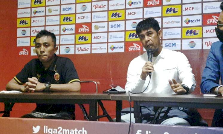 Pelatih Kepala Sriwijaya FC Nil Maizar bersama winger Dedi Hartono pada postmatch press conference, Kamis malam (4/11). (MO Sriwijaya FC/rmolsumsel.id)